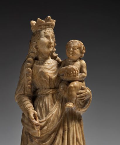 null Vierge à l'Enfant en albâtre sculpté en ronde-bosse. Debout, portant l'Enfant...