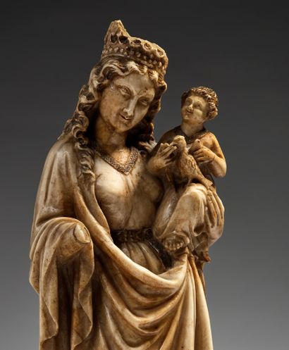 null Vierge à l'Enfant en albâtre sculpté en ronde-bosse
Dans le style de la fin...