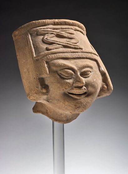 null Tête souriante
Terre-cuite
Mexique, Vera cruz 450 - 650
H. 15,8 cm
