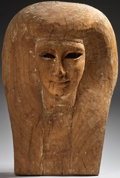 null Haut de couvercle de sarcophage anthropomorphe sculpté d'un visage coiffé de...