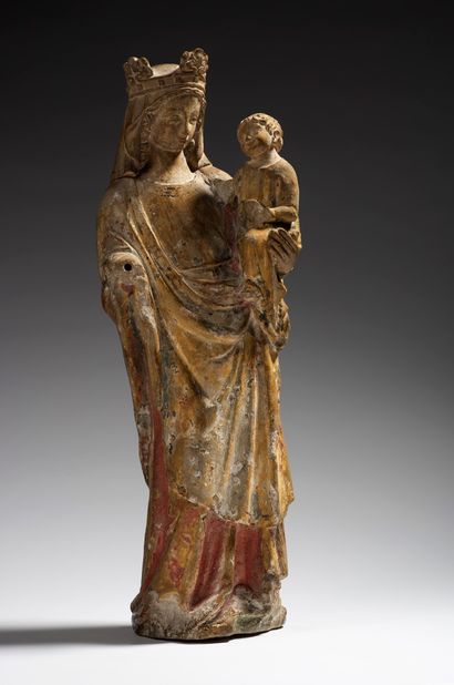 null Vierge à l'Enfant en pierre calcaire sculptée avec restes de polychromie. Debout,...