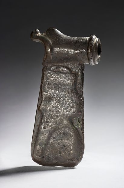 null Hache en bronze figurant un profil perse
Bronze
Iran, époque antique ?
H. 13,6...