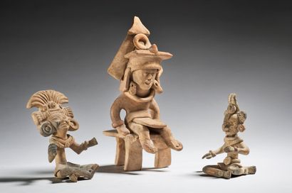 null Lot de trois personnages assis
Mexique Tehotihuacan 100 - 650 après J.-C.
H....