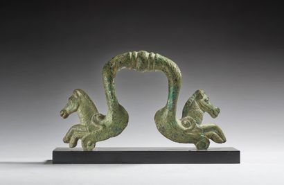 null Anse de stamnos figurant deux protomés de chevaux
Bronze
Art étrusque, V-IVème...
