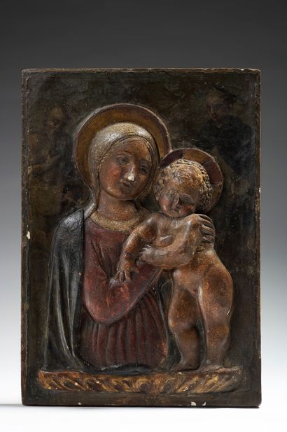 null Panneau en stuc polychromé représentant une Vierge à l'Enfant, en arrière-plan...