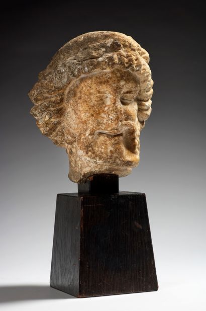 null Tête d'homme lauré en marbre sculpté en ronde-bosse, soclée
Italie, XIVe siècle...