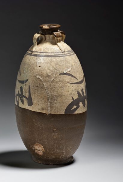 null Vase ovoïde en grès émaillé blanc à motifs stylisés en brun, le col orné de...