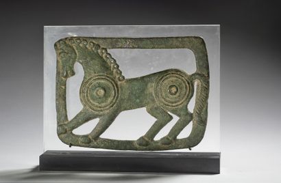 null Plaque ajourée figurant un cheval
Bronze
Art Parthe, IIème siècle
H. 12,8 cm...