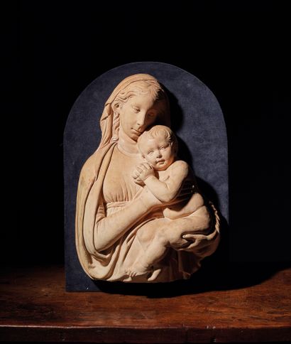 null Bas-relief en terre cuite patinée représentant une Vierge à l'Enfant, soclé
Italie,...