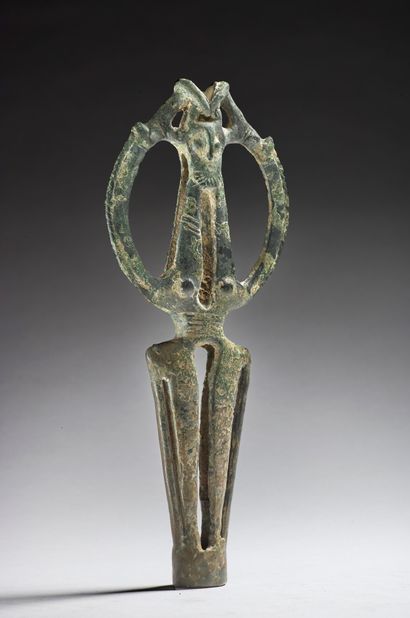 null Idole épinglé en bronze
Goût du Luristan
H. 22 cm