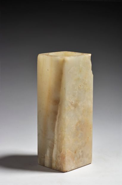null Vase de forme “cong” en néphrite céladon veinée. (éclats).
CHINE - Style Archaïque
H....