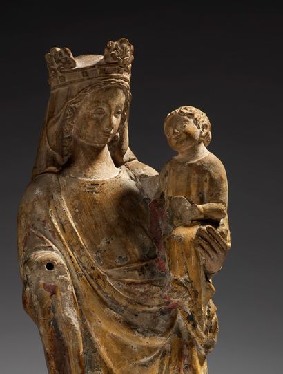 null Vierge à l'Enfant en pierre calcaire sculptée avec restes de polychromie. Debout,...