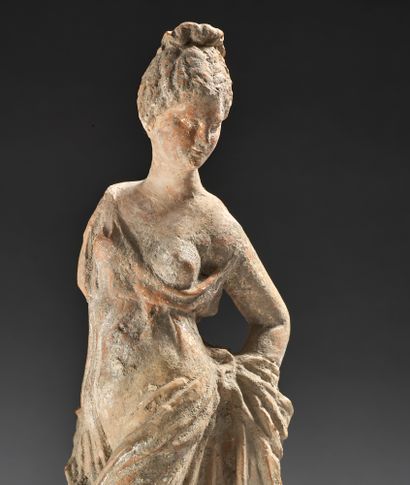 null Statuette féminine figurant probablement une danseuse
Elle est fortement déhanchée,...