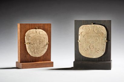 null Lot de deux pendentifs ovales en pierre dure gravé de tête de personnage
Mexique,...