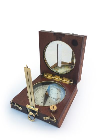 null Alidade compass in wood and brass. Instructions for use on the cover
Inscribed...