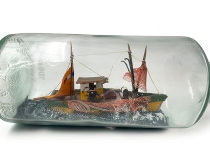 null Bateau en bouteille Bateau de pêche sur mer en mastic peint