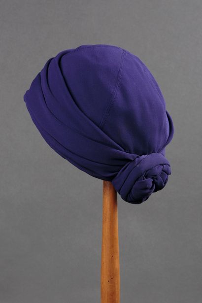 Jean BARTHET Petite calotte en crêpe bleu à l'imitation d'un turban 1948/1950 (petites...