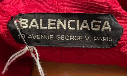 Cristobal BALENCIAGA Manteau en soie rouge façonné, taille ample, grand col et manches...