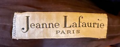 Jeanne LAFAURIE, Paris 冰冷的棕色丝缎晚礼服，大领口，长开衩裙，侧面有不对称的溢出的翻盖。
大约在1955年（两个纽扣丢失）
Jeanne...
