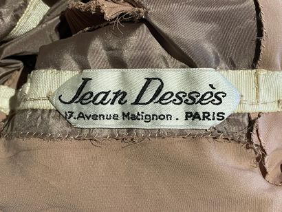 Jean Dessès Robe d'après-midi en crêpe de soie vieux rose largement plissée aux emmanchures...