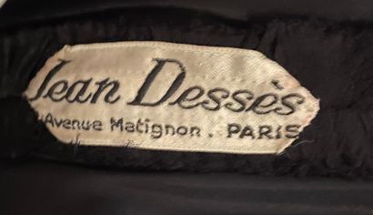Jean Dessès 象牙色、绿色和黑色丝质雪纺的晚礼服。底部为象牙色网眼。无肩带上衣斜向垂下，一条带子遮住肩膀。宽松的裙子聚集在腰部以下，绿色和黑色的窗帘在前面交叉，后面在两侧的大板上结束。
1952年春/夏
图示：Jardin...