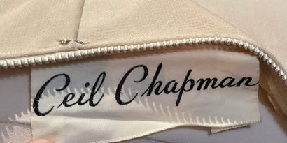 Ceil CHAPMAN 象牙色针织品的鸡尾酒裙，宽领口的垂坠上衣，四分之三长的袖子。形状的裙子在侧面聚集。1952年
Iconography：玛丽莲-梦露在《...