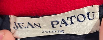 Jean Patou Tailleur en lainage bleu bordé de rouge, manches longues et jupe au genoux
Circa...