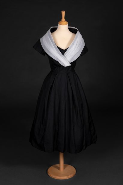Christian DIOR, n° 15711 模型 " Charlotte "
黑色丝绸奥特曼的晚礼服和长裙，白色丝绸欧根纱fichu，无肩带礼服，黑色衬裙和薄纱。
1956年春夏
图案：
-...