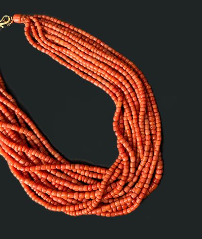 Jeanne PERAL (1914-2005) Necklace composed of twelve rows of coral beads.
Unsigned.
L....