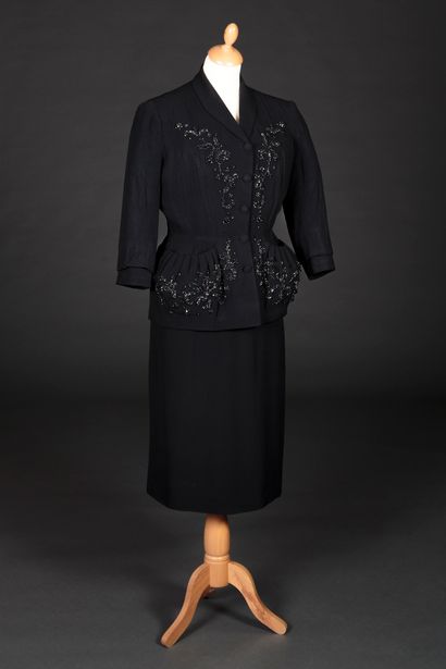 Jacques HEIM, n° 62087 Black crepe suit, straight skirt and shawl collar jacket closed...