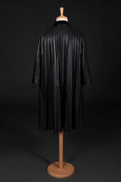 PIERRE CARDIN Skin clothing
Pleated black leather coat, closed on the front by six...