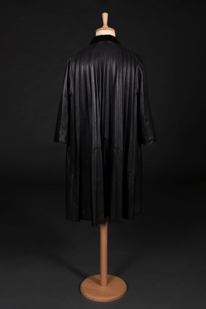 PIERRE CARDIN Les vêtements de peau
Manteau en cuir noir plissé, fermé sur le devant...