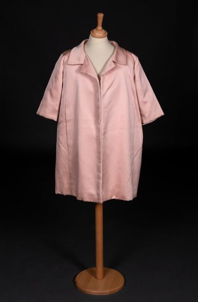 COURREGES, n° 317-3-64 Short coat in drab silk twill and pink lining. ¾ sleeve.
Circa...