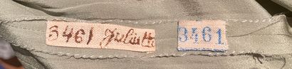 Madeleine VIONNET, attribué à 3461型
杏绿色真丝绉绸午后连衣裙，直筒剪裁，特殊的 "手工 "作品，在裙子的顶部有渐变的几何图案的细纹。
1926年秋冬（一个小孔和一个带子上的修复）
Iconography:...