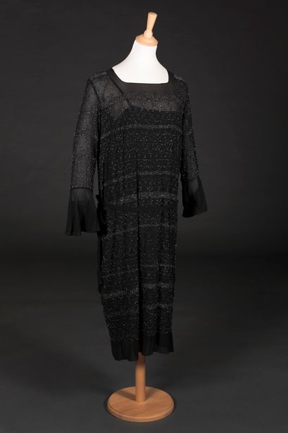 Gabrielle CHANEL, attribué à Robe du soir en crêpe Georgette de soie noire, brodée...