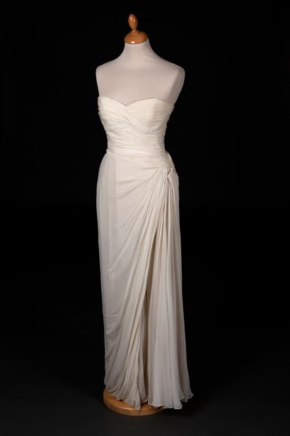 Jean Dessès 象牙色丝质雪纺晚礼服，下身配以绉绸。无肩带上衣，胸前有交叉的垂线，高腰。鞘状裙在一侧聚集，然后通过几个杯子宽大和扩张。
约1955年