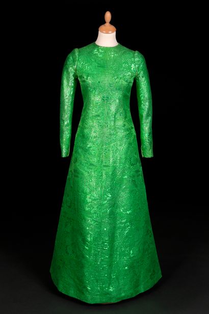 GIVENCHY Robe du soir à manches longues en lurex vert électrique.
Circa 1970
