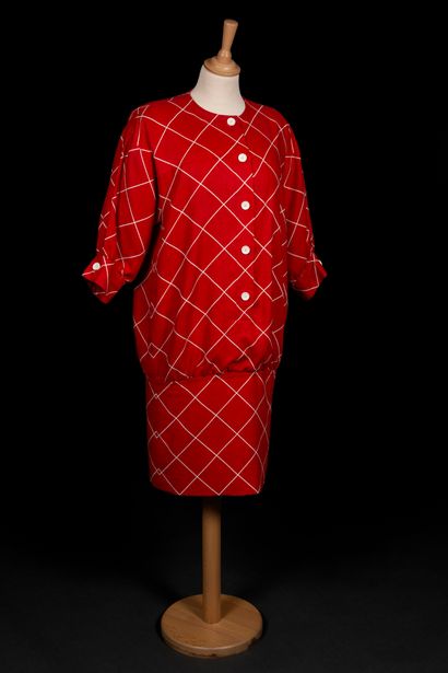 GIVENCHY, n°69390 Afternoon dress in red linen squared with white. Buttons in white...