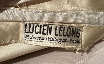 Lucien LELONG, n° 53368 Robe du soir en satin duchesse ivoire. Grand décolleté en...