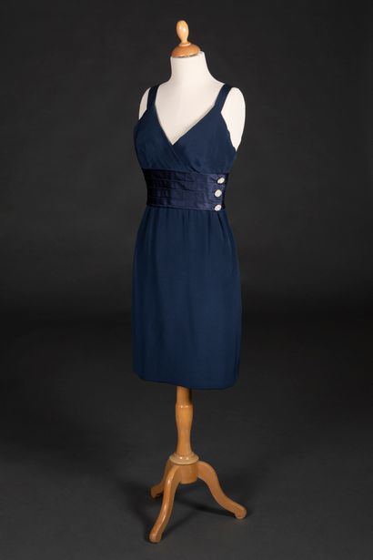 GIVENCHY, n° 91944 Dinner dress in midnight blue silk crepe, belt with wide pleats...