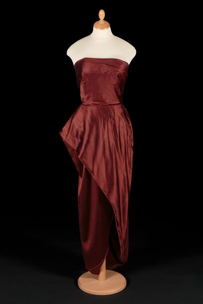 Jeanne LAFAURIE, Paris Robe du soir en satin de soie marron glacé à grand décolleté,...