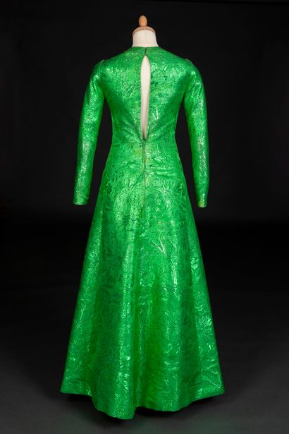GIVENCHY Robe du soir à manches longues en lurex vert électrique.
Circa 1970