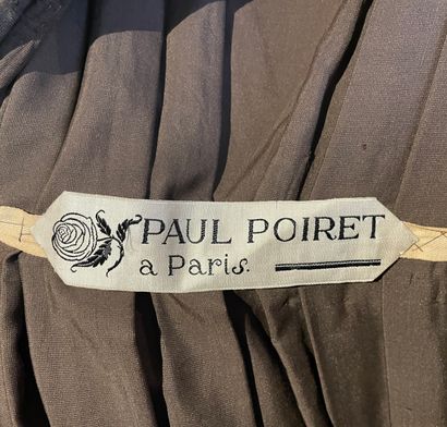 Paul POIRET Robe du soir sans manches de style “Sarouel” en velours de soie marron,...
