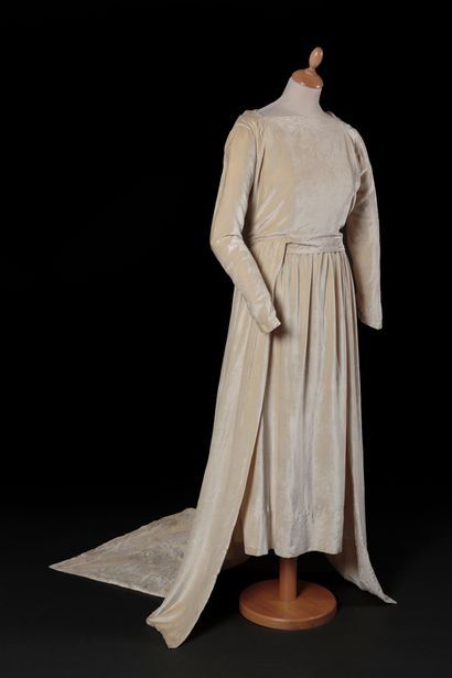 Louise Lemaire CHÉRUIT Wedding dress in ivory silk velvet. Straight neckline top,...