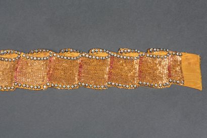 SCHIAPARELLI, attribué à Belt with effect of a pleated ribbon, beaded with gold and...