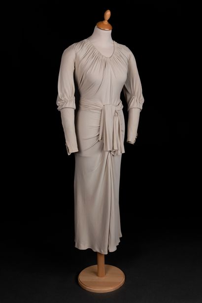 Marie-Louise BRUYÈRE Robe du soir en crêpe de soie gris tourterelle. Encolure froncée...