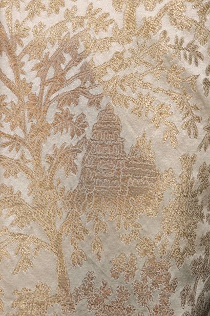 Maggy ROUFF 象牙色背景上的金色薄片晚装，带有印度尼西亚寺庙图案。领口的大吊带上衣，大的溢出式口袋和小的褶皱裙裾。
签名：
1947年左右