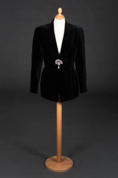 Thierry MUGLER Tuxedo jacket in midnight blue velvet closed on the front by a jewel...