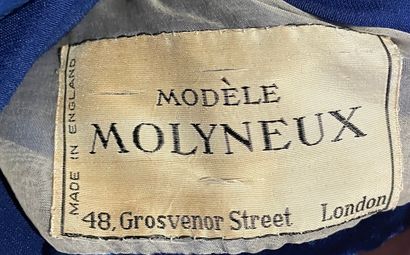 MOLYNEUX 无袖蓝红色天鹅绒潘妮晚装，前面有褶皱的玫瑰花，露肩，小裙裾。
签名 "Modèle Molyneux - 48, Grosvenor Street...
