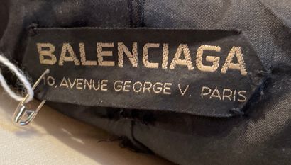 BALENCIAGA Manteau en laine bouclée rouge, taille ample, grand col et manches 3/4
Circa...